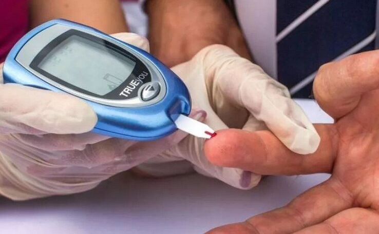 Unha persoa con factores de risco para a diabetes debe revisar os niveis de azucre no sangue.